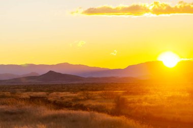 Dağlarda manzaralı günbatımı. Güzel doğal arkaplan.
