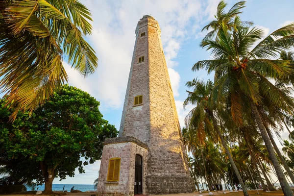 Deniz feneri Dondra ve ışıklar, gün batımı Matara, Sri Lanka.