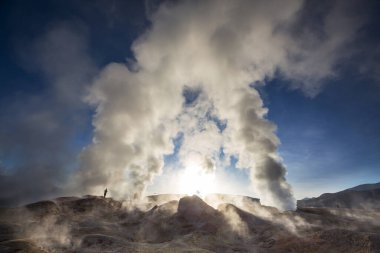 Geyser Sol de Manana, Bolivya. Güney Amerika 'da güzel sıradışı doğal manzaralar.