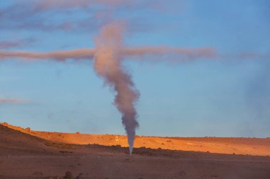 Geyser Sol de Manana, Bolivya. Güney Amerika 'da güzel sıradışı doğal manzaralar.