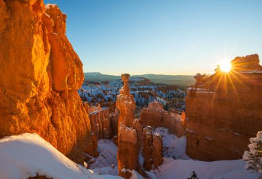 Kış mevsiminde Bryce Canyon Ulusal Parkı 'nın renkli pembe kayaları Utah, ABD