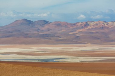 Bolivya altiplanosundaki alışılmadık dağlar Güney Amerika 'yı geziyor.