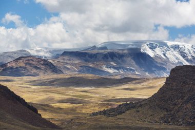 And Dağları 'nın yüksek manzarası, Huaraz, Peru yakınlarında.