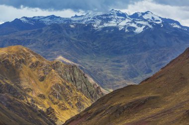 And Dağları 'nın yüksek manzarası, Huaraz, Peru yakınlarında.