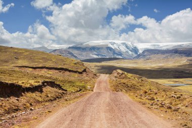 Peru 'daki Cordillera dağlarındaki manzara yolu. Seyahat arkaplanı.