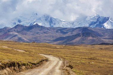 Peru 'daki Cordillera dağlarındaki manzara yolu. Seyahat arkaplanı.