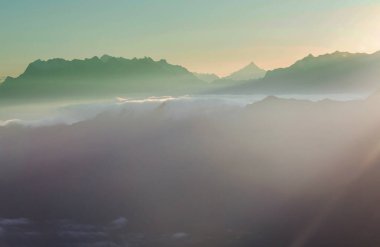 ilham verici bir sahne - Sierra Nevada dağlarında gün doğumu, Kaliforniya, ABD. Güzel doğal arkaplan