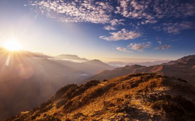 ilham verici bir sahne - Sierra Nevada dağlarında gün doğumu, Kaliforniya, ABD. Güzel doğal arkaplan