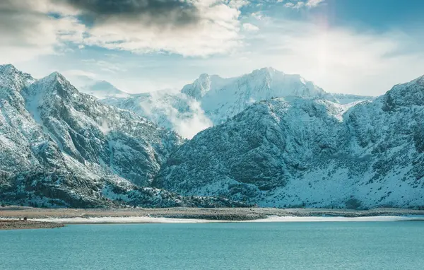 Sierra Nevada Dağının manzarası. Sonbahar sonu manzarası. Kaliforniya, ABD.