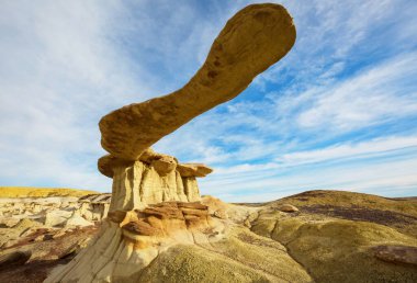 Bisti çorak arazilerindeki alışılmadık çöl manzaraları, De-na-zin vahşi doğa alanı, New Mexico, ABD
