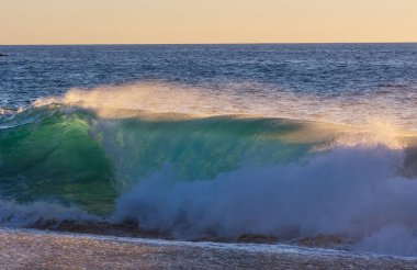 Kumsalda mavi dalga. Dramatik doğal arka plan.