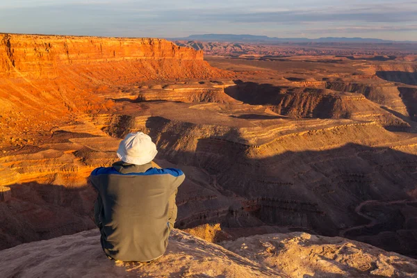 Utah dağlarında yürüyüş. Alışılmadık doğal manzaralarda yürüyüş. Fantastik kumtaşı oluşumları.
