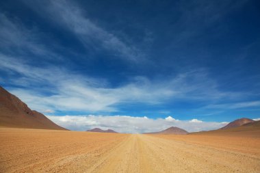 Altiplano, Bolivya 'daki manzara yolu. Seyahat arkaplanı.