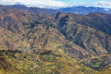 Güney Amerika, Ekvador 'daki dağlarda güzel yeşil kırsal manzaralar