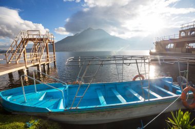 Gündoğumunda Imbabura volkanı ve San Pablo Gölü Panoraması, Ekvador, Güney Amerika