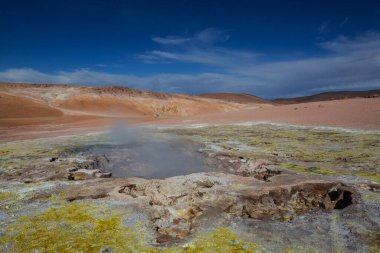 Geyser Sol de Manana, Bolivya. Güney Amerika 'da güzel sıradışı doğal manzaralar.