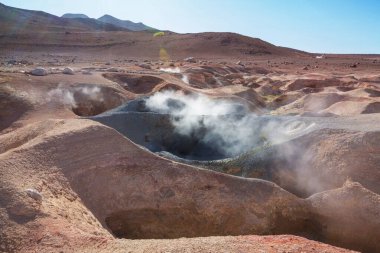 Geyser Sol de Manana, Bolivya. Güney Amerika 'da güzel sıradışı doğal manzaralar.