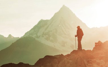 Cordillera dağlarında yürüyüşçü, Peru, Güney Amerika