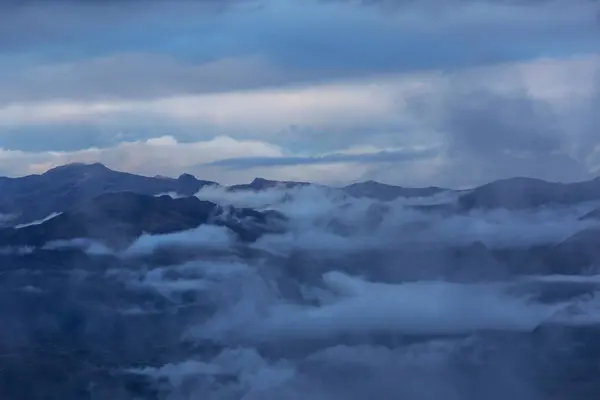 Schöne Morgenszene Den Bergen Nebel Bei Sonnenaufgang — Stockfoto