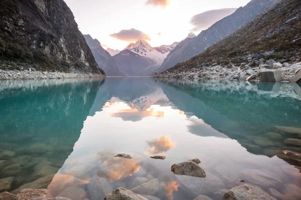 Cordillera Blanca, Peru, Güney Amerika 'daki Paron Gölü.