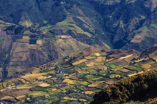 Güney Amerika, Ekvador 'daki dağlarda güzel yeşil kırsal manzaralar