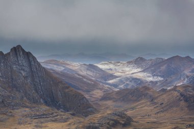 Peru 'daki And Dağları' ndaki (veya Güney Cordilleras 'taki) güzel dağlar