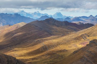Peru 'daki And Dağları' ndaki (veya Güney Cordilleras 'taki) güzel dağlar