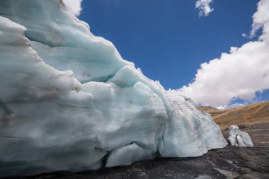 Yüksek dağlardaki dev buzullar