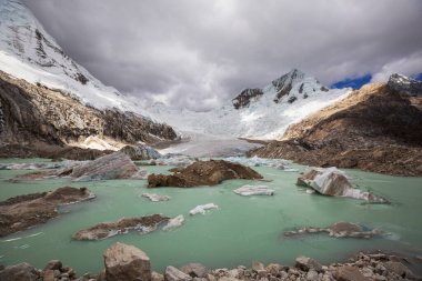 Cordillera Blanca dağlarındaki gölde buzdağları, Peru, Güney Amerika