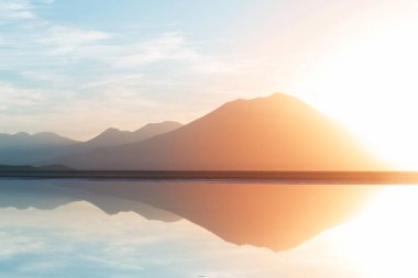Güzel sakin gölde gün doğumu sahnesi. Güzel doğal arkaplan