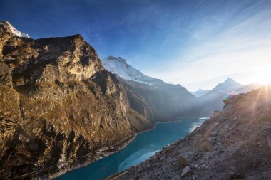 Cordillera Blanca, Peru, Güney Amerika 'daki Paron Gölü.