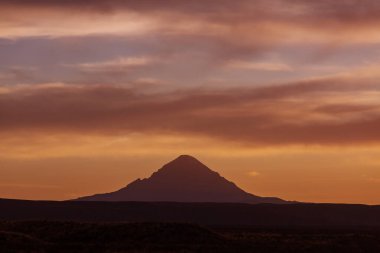 Dağlarda manzaralı günbatımı. Güzel doğal arkaplan.