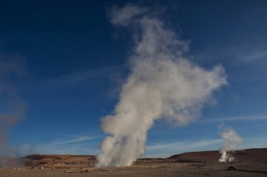 Geyser Sol de Manana, Bolivya. Güney Amerika 'da güzel sıradışı doğal manzaralar.