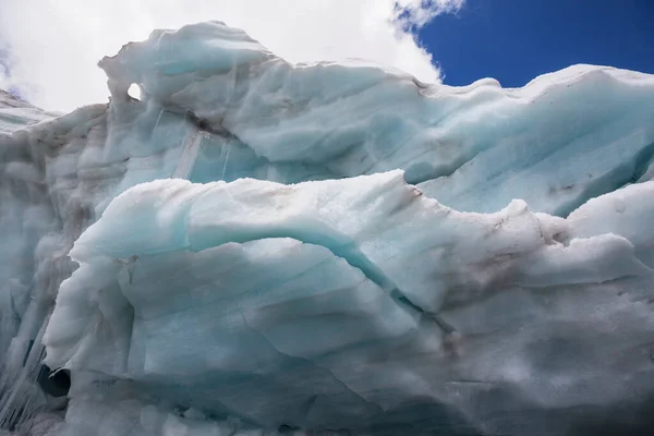 高山上的巨大冰川 — 图库照片
