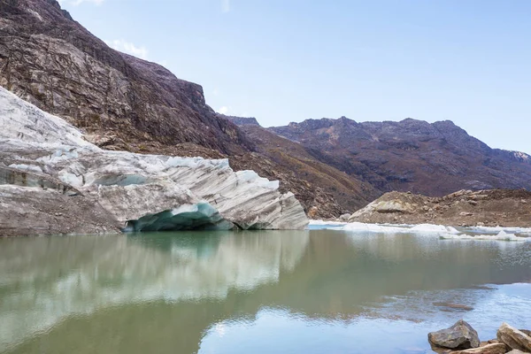 南美洲科迪勒拉布兰卡高山湖中的冰山 — 图库照片