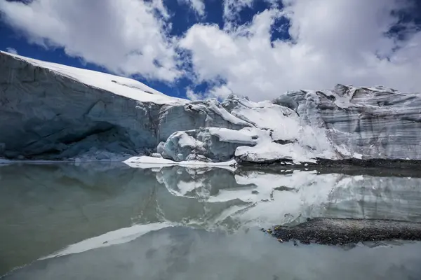 Παγόβουνα Στη Λίμνη Υψηλά Βουνά Cordillera Blanca Περού Νότια Αμερική — Φωτογραφία Αρχείου