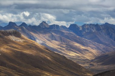 Peru 'daki And Dağları' ndaki (veya Güney Cordilleras 'taki) güzel dağlar