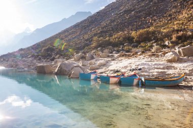 Cordillera Blanca, Peru, Güney Amerika 'daki Paron gölündeki turistik tekneler