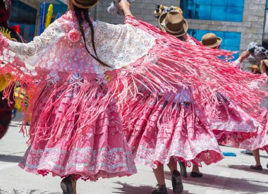 PUNO, PERU - CIRCA AĞUSTOS 2018: Puno, Peru sokaklarında otantik Renkli Karnaval. Yazın sonlarındaki ziyafetlerden biri Titicaca gölünün kıyılarında..