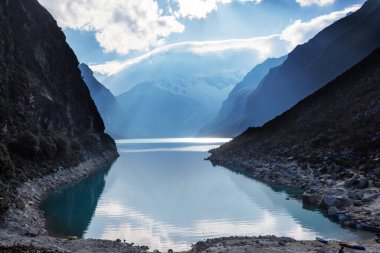 Cordillera Blanca, Peru, Güney Amerika 'daki Paron Gölü.