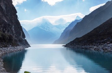 Cordillera Blanca, Peru, Güney Amerika 'daki Paron Gölü.