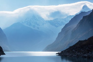 Cordillera Blanca, Peru, Güney Amerika 'daki Paron Gölü.