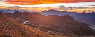 Güney Amerika, Kolombiya 'daki güzel yüksek dağlarda gün doğumu sahnesi