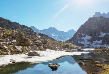 Yaz mevsiminde dağlarda huzur gölü. Güzel doğal manzaralar..