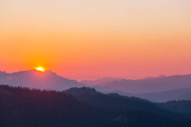 Dağlarda manzaralı günbatımı. Güzel doğal arkaplan.