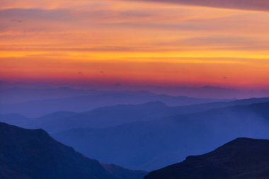 Güney Amerika, Kolombiya 'da gün doğumunda dağ silueti