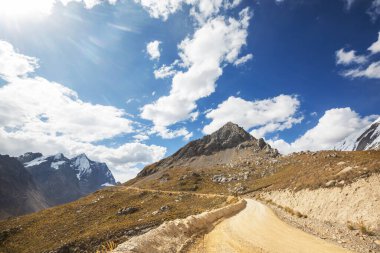 Peru 'daki Cordillera dağlarındaki manzara yolu. Seyahat arkaplanı.