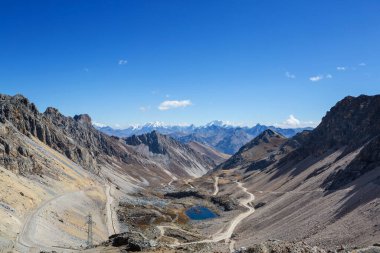 Peru 'daki Cordillera dağlarındaki manzara yolu. Seyahat arkaplanı.