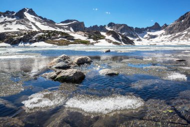 Wyoming, ABD 'deki Wind River Range' deki güzel dağ manzaraları. Yaz mevsimi.