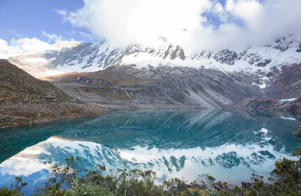 Cordillera Blanca 'da güzel dağlar, Peru, Güney Amerika
